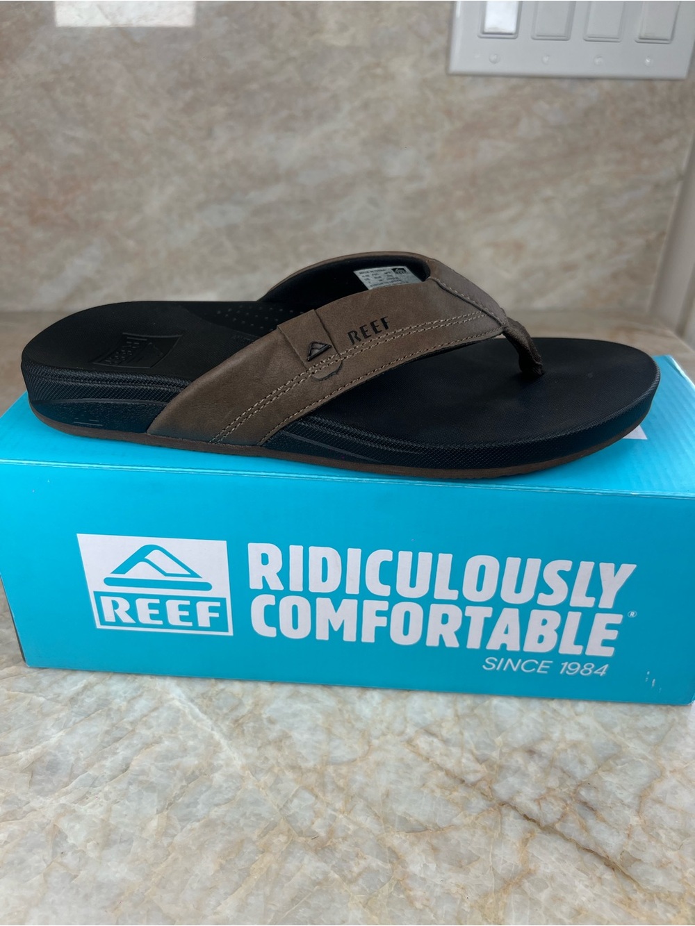 Reef Men's  Cushions Spring Confort Brown Strap Flip-Flop with Black Footbed